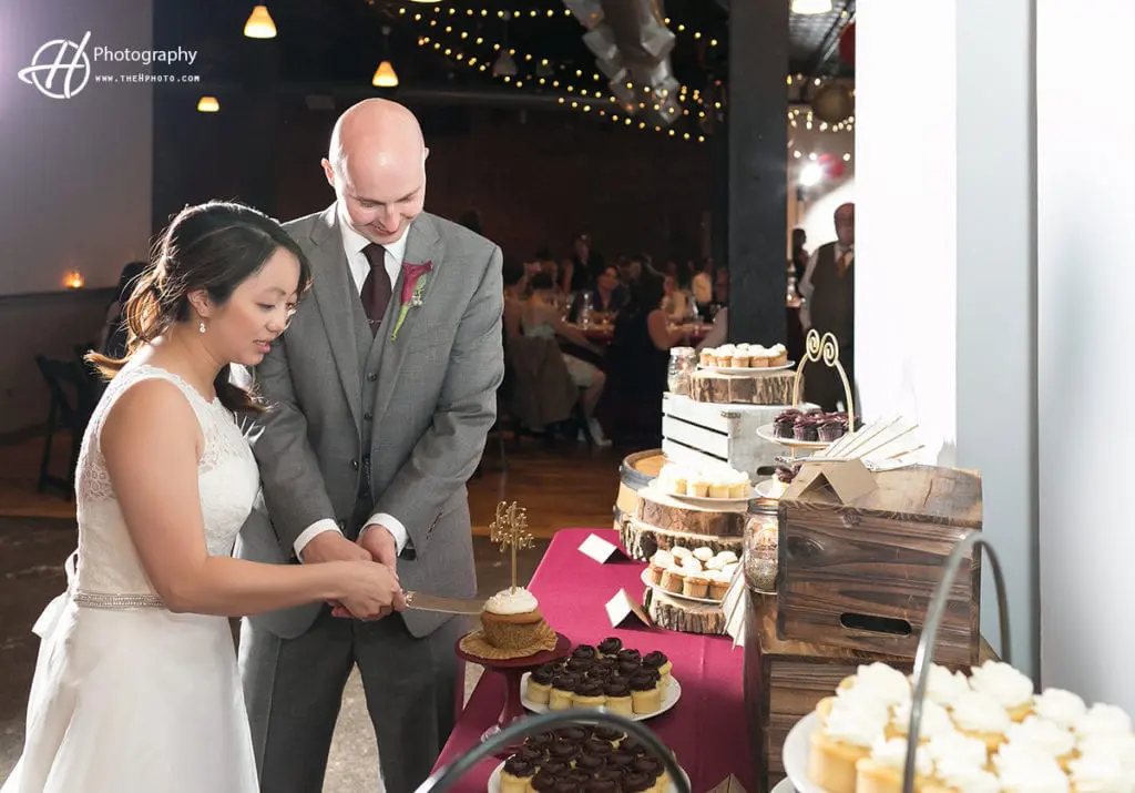 cake-cutting-bottom-lounge