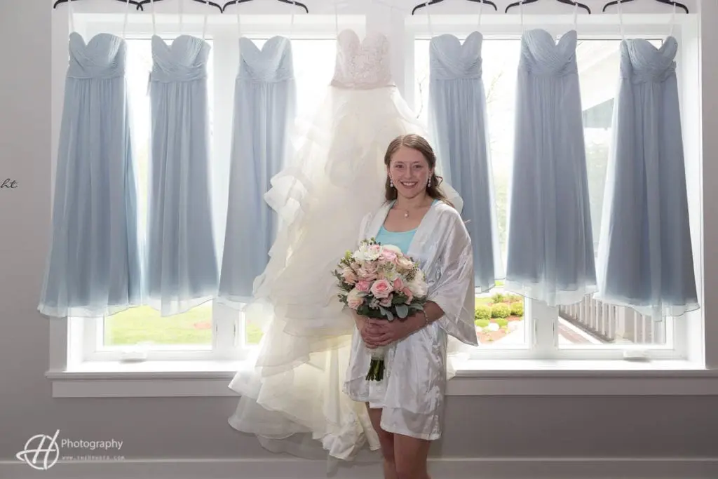 Lexi holding her bouqet