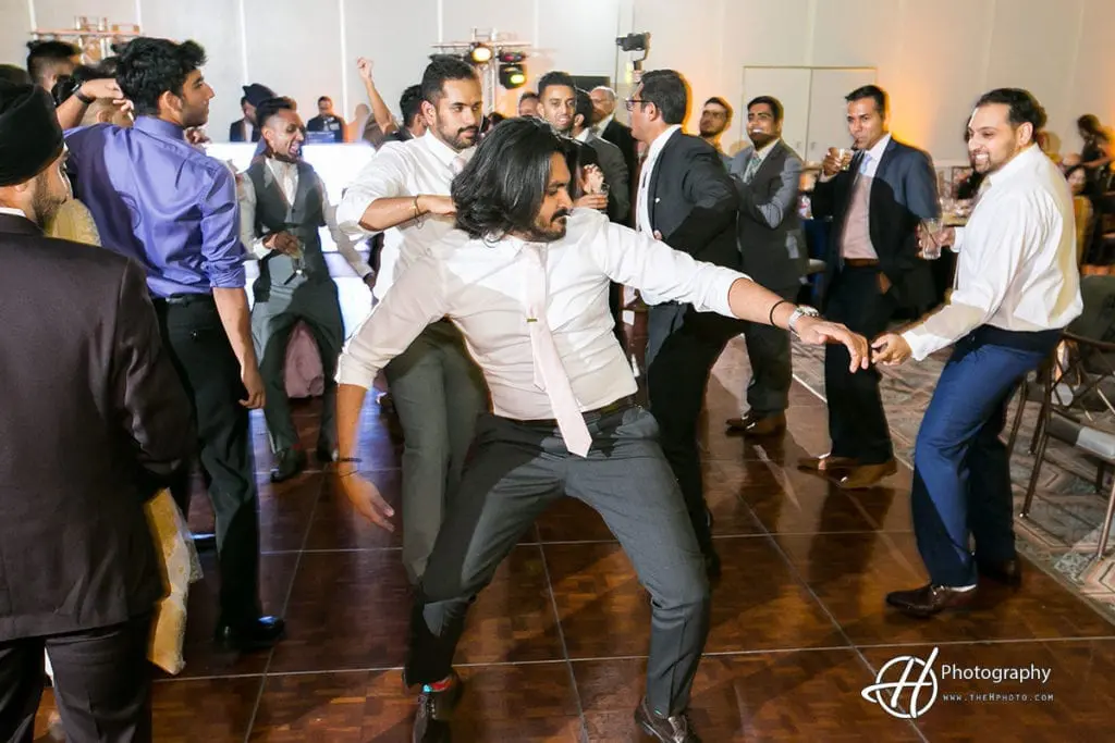 groomsmen-dancing