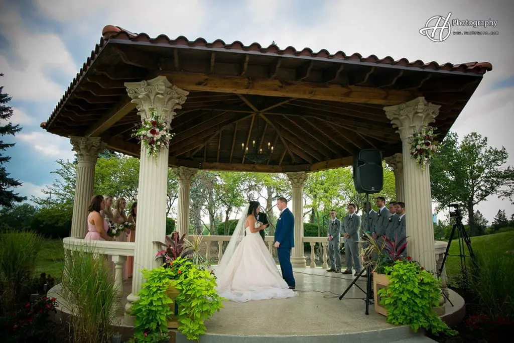 outdoor-ceremony-the-drake-hotel