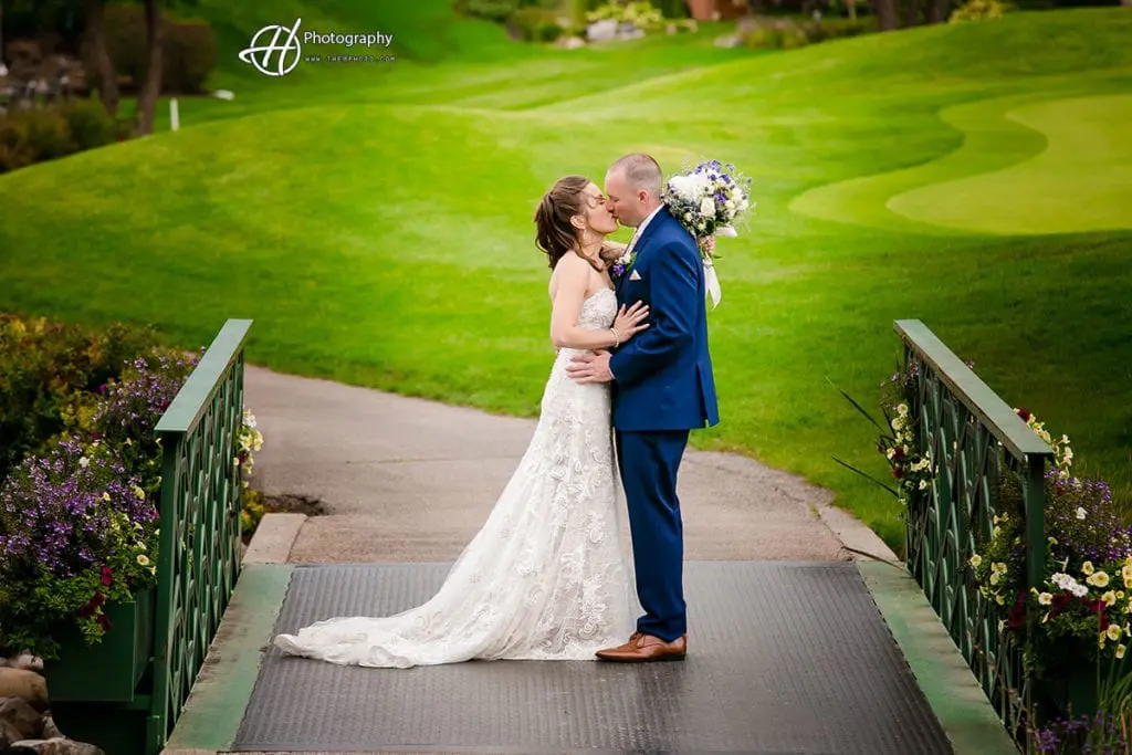 kissing-on-the-bridge