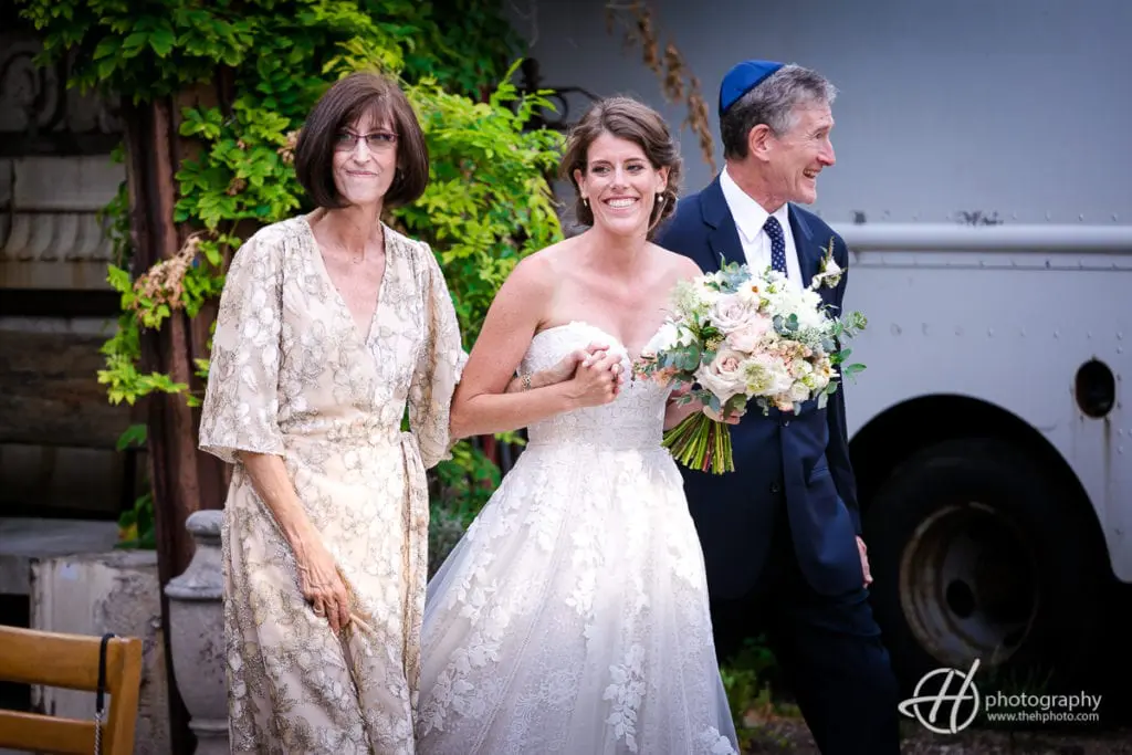 bride walking down the aislee 