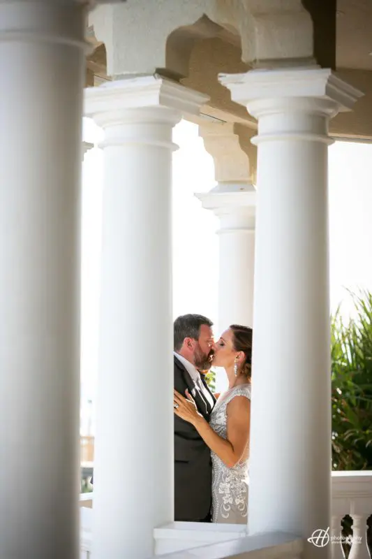 kissing between the collumns 