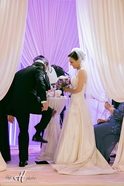 Photographing a jewish tradition of breaking the glass