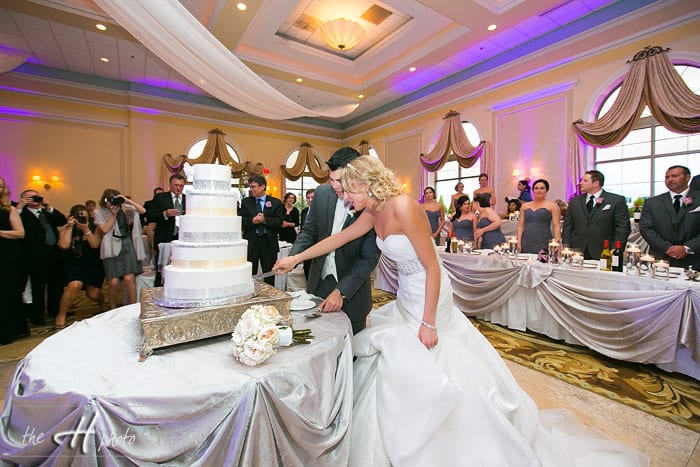 Emily and Frank cutting their wedding cake 