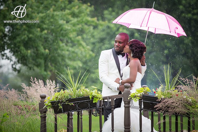 wedding-photo-under-umbrella