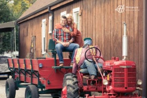 engagement-photo-tractor