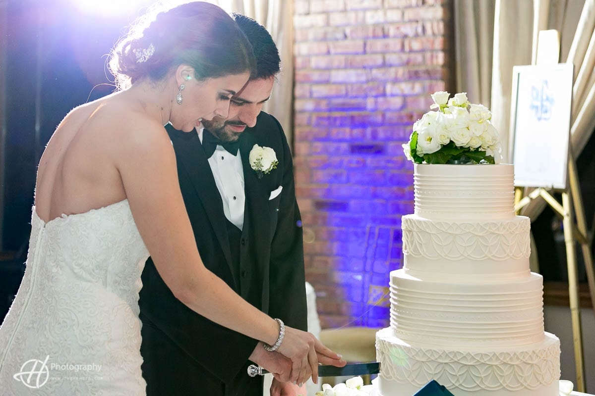 cutting-the-wedding-cake